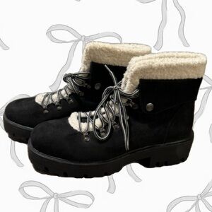 Trendy Chunky Black Snow Boots with White Sherpa Lining